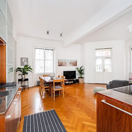 Elegant Old Town With Balcony Apartament
