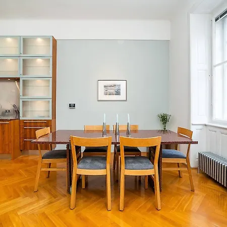 דירה Elegant Old Town With Balcony פראג