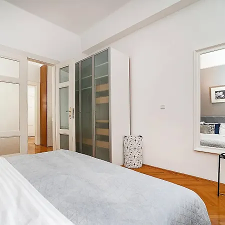 Elegant Old Town With Balcony Apartment *